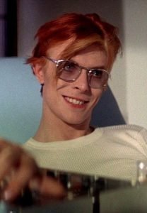 SERIE TV DAVID BOWIE L’UOMO CHE CADDE SULLA TERRA NEWTON