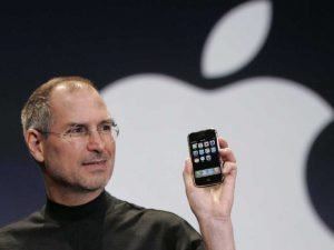 SERIE TV L'UOMO CHE CADDE SULLA TERRA DAVID BOWIE STEVE JOBS
