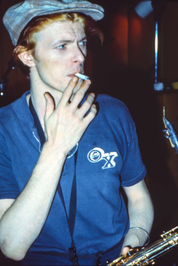 Registrando in studio con il sax © Geoff MacCormack