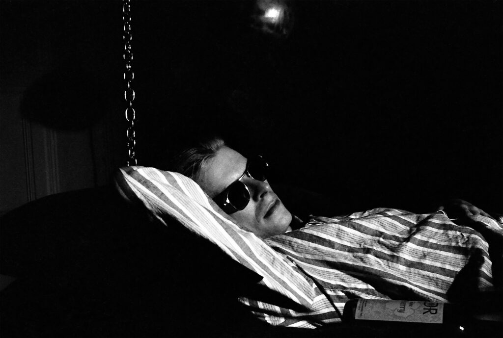 Bottiglie e letto © Geoff MacCormack