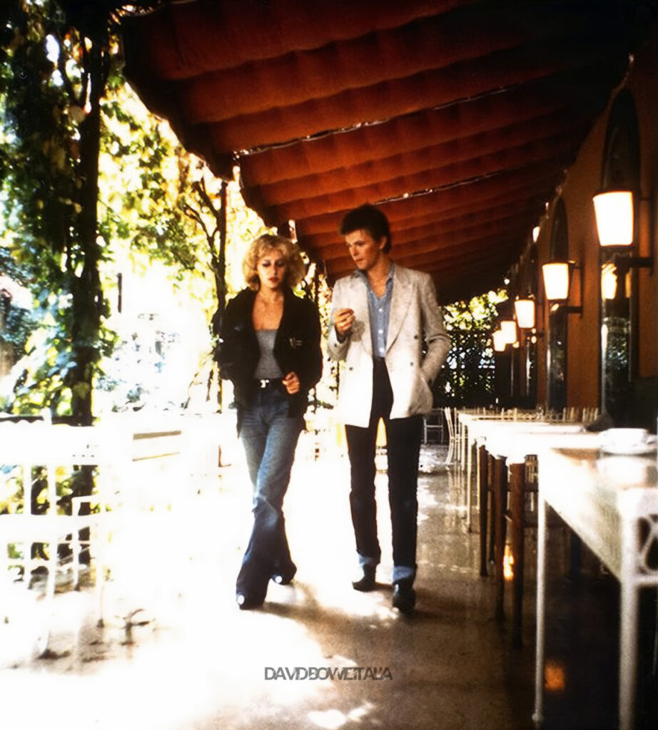 RAI2 "Odeon" e altre interviste | Roma, Ottobre 1977 35 David Bowie e Fiorella Gentile camminano sotto un pergolato, Roma 1977
