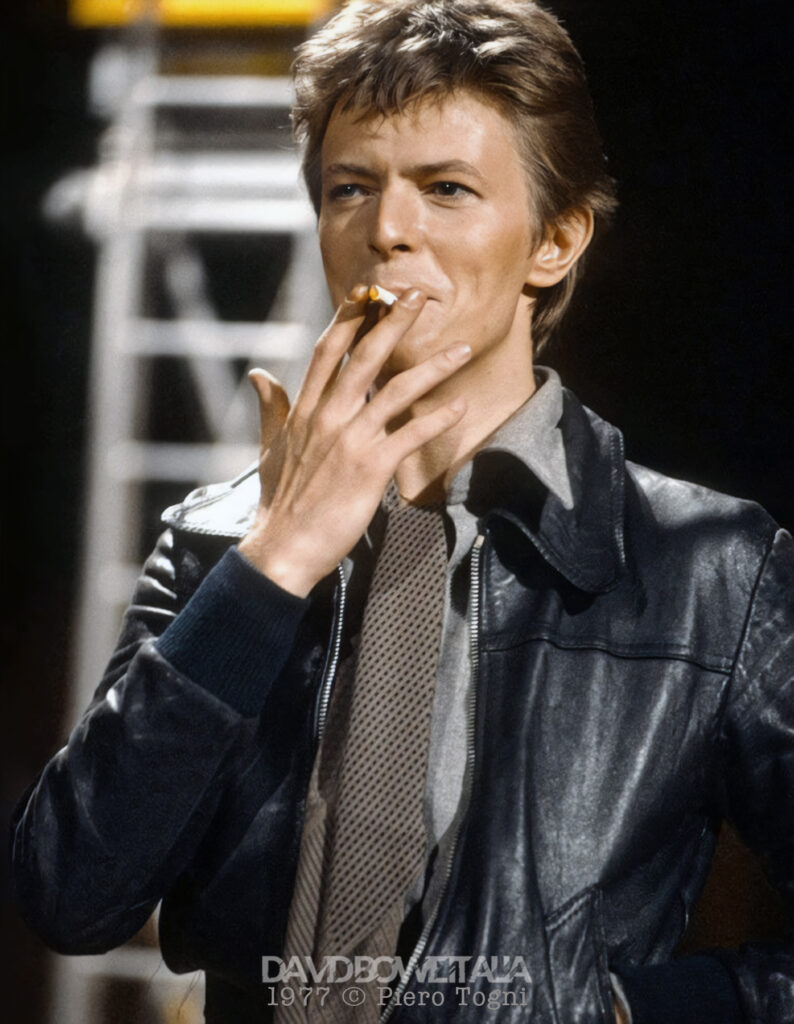 RAI2 "Odeon" e altre interviste | Roma, Ottobre 1977 2 David Bowie con la sigaretta negli studi dove si registra Odeon, Roma 1977