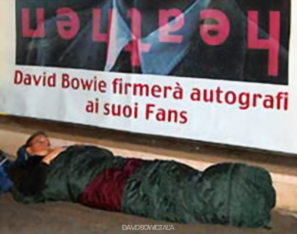 Signing Session | Milano, 6 ottobre 2002 2 Un fan nel sacco a pelo sotto lo striscione della Feltrinelli, la notte prima dell'arrivo di Bowie