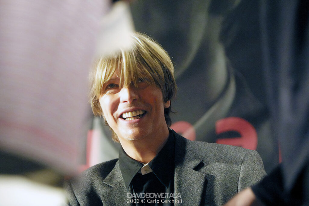 Signing Session | Milano, 6 ottobre 2002 4 David Bowie alla Feltrinelli di piazza Piemonte, Milano, 6 ottobre 2002