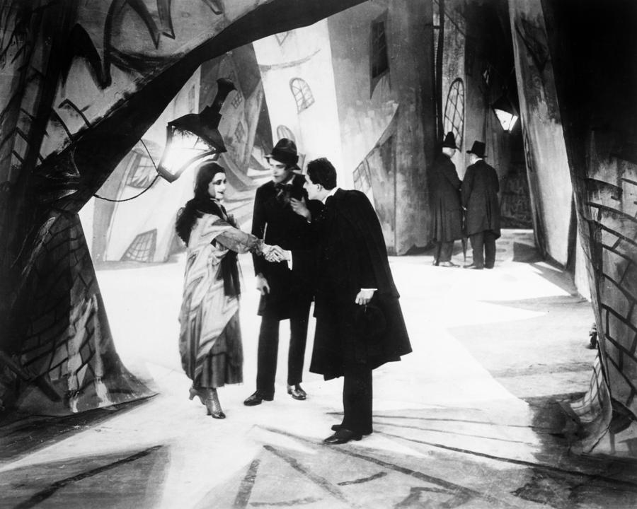 Diamond Dogs: ululati dal futuro 2 Scena dal film Il gabinetto del dottor Caligari del 1920 di Robert Wiene, con scenografie espressioniste angolate e ombre dipinte
