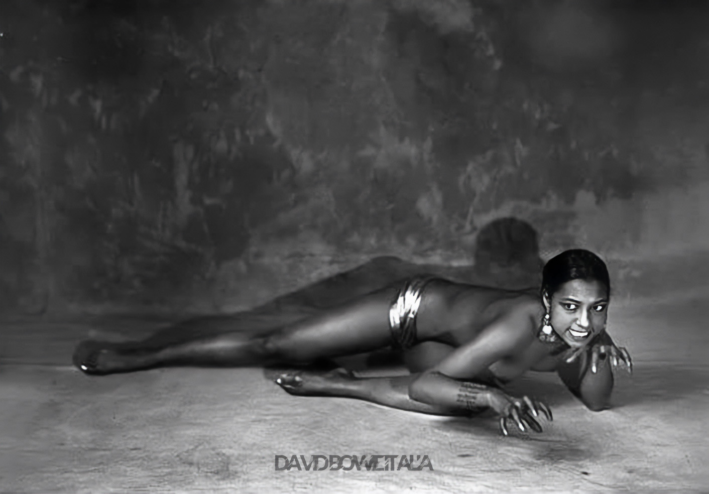 Diamond Dogs: ululati dal futuro 25 Josephine Baker nel 1926: la posa che Bowie indicò a Peellaert come modello per la copertina di Diamond Dogs