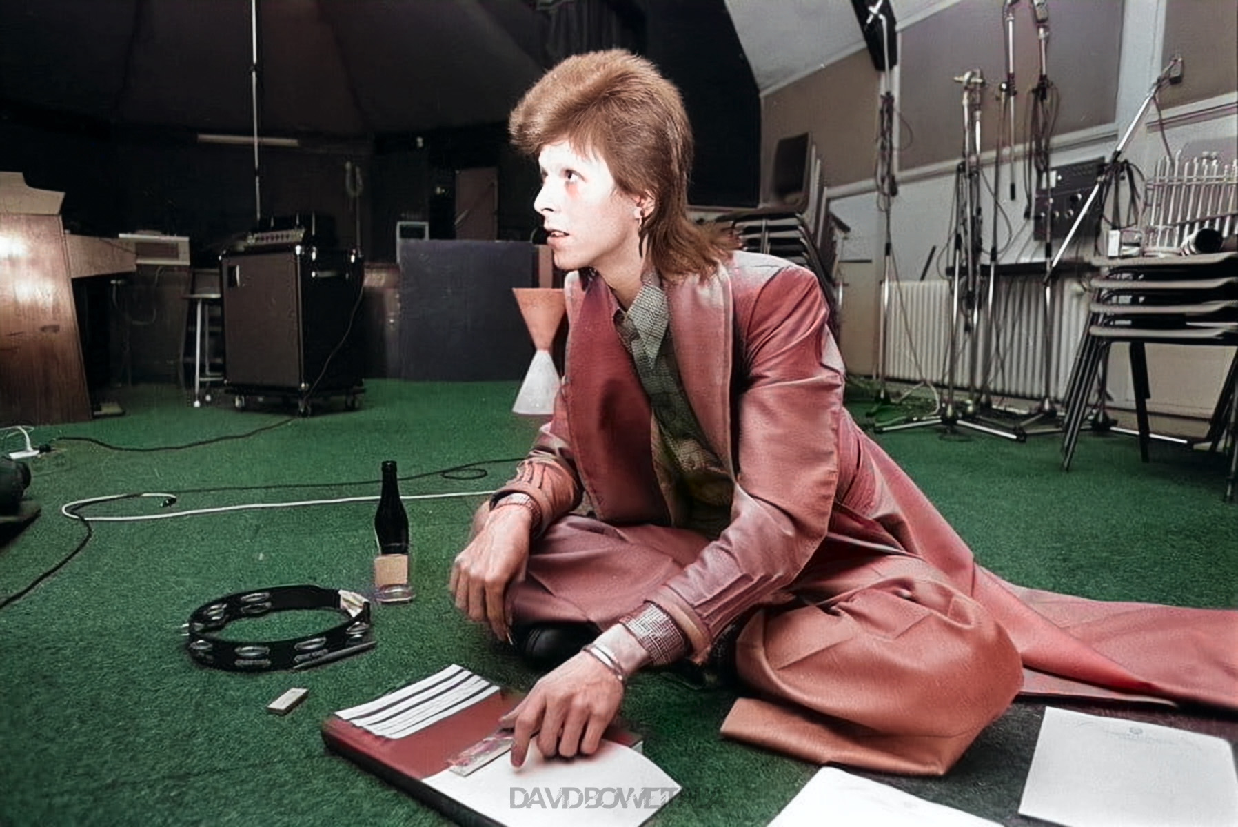 Diamond Dogs: ululati dal futuro 4 Bowie seduto sul pavimento dello studio circondato da fogli tagliati e riassemblati con la tecnica del cut-up mutuata da Burroughs e Brion Gysin