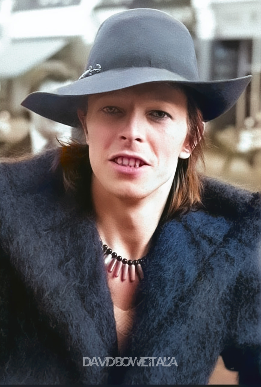 Diamond Dogs: ululati dal futuro 18 David Bowie fotografato da Denis O'Regan fuori dagli Olympic Studios di Barnes durante il periodo delle registrazioni di Diamond Dogs