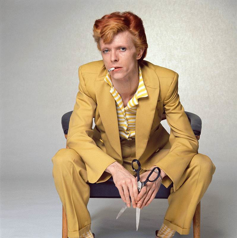 Diamond Dogs: ululati dal futuro 34 Bowie nel celebre completo giallo con le forbici, in una delle immagini iconiche del periodo Diamond Dogs scattate nel 1974