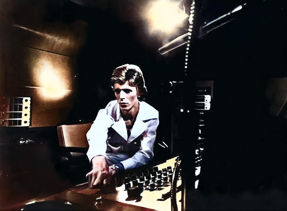 Diamond Dogs: ululati dal futuro 22 David Bowie seduto al banco di regia durante le registrazioni di Diamond Dogs, 1974