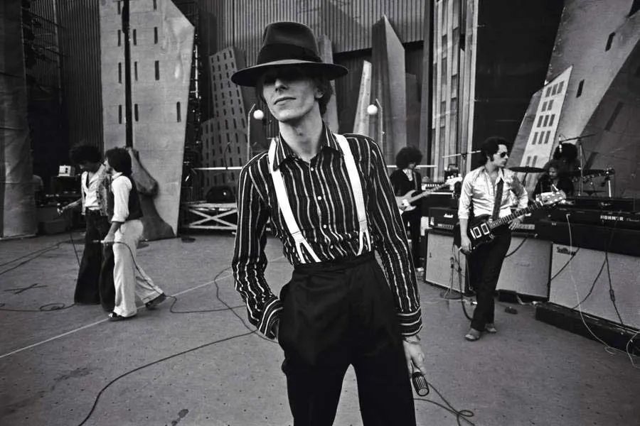 Diamond Dogs: ululati dal futuro 85 David Bowie dietro le quinte a Los Angeles nel settembre 1974, fotografato da Terry O’Neill