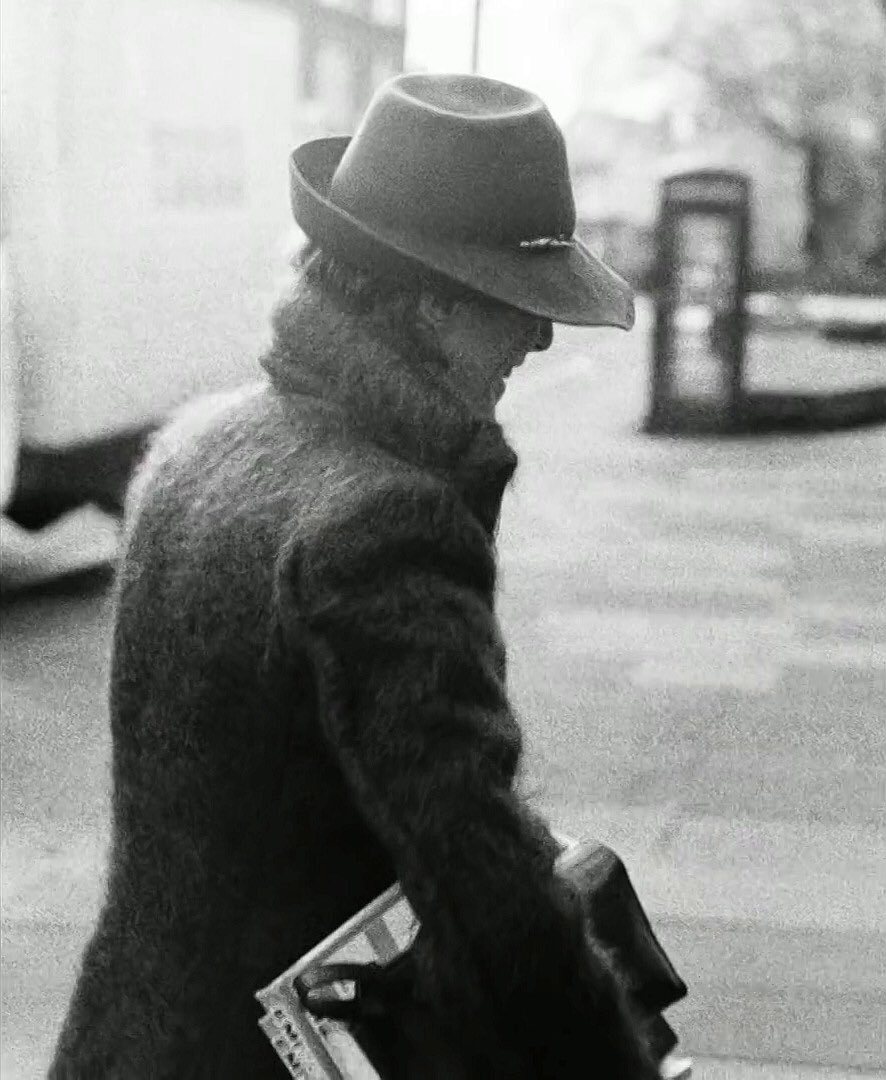Diamond Dogs: ululati dal futuro 20 David Bowie a Barnes, davanti agli Olympic Studios, il 14 gennaio 1974