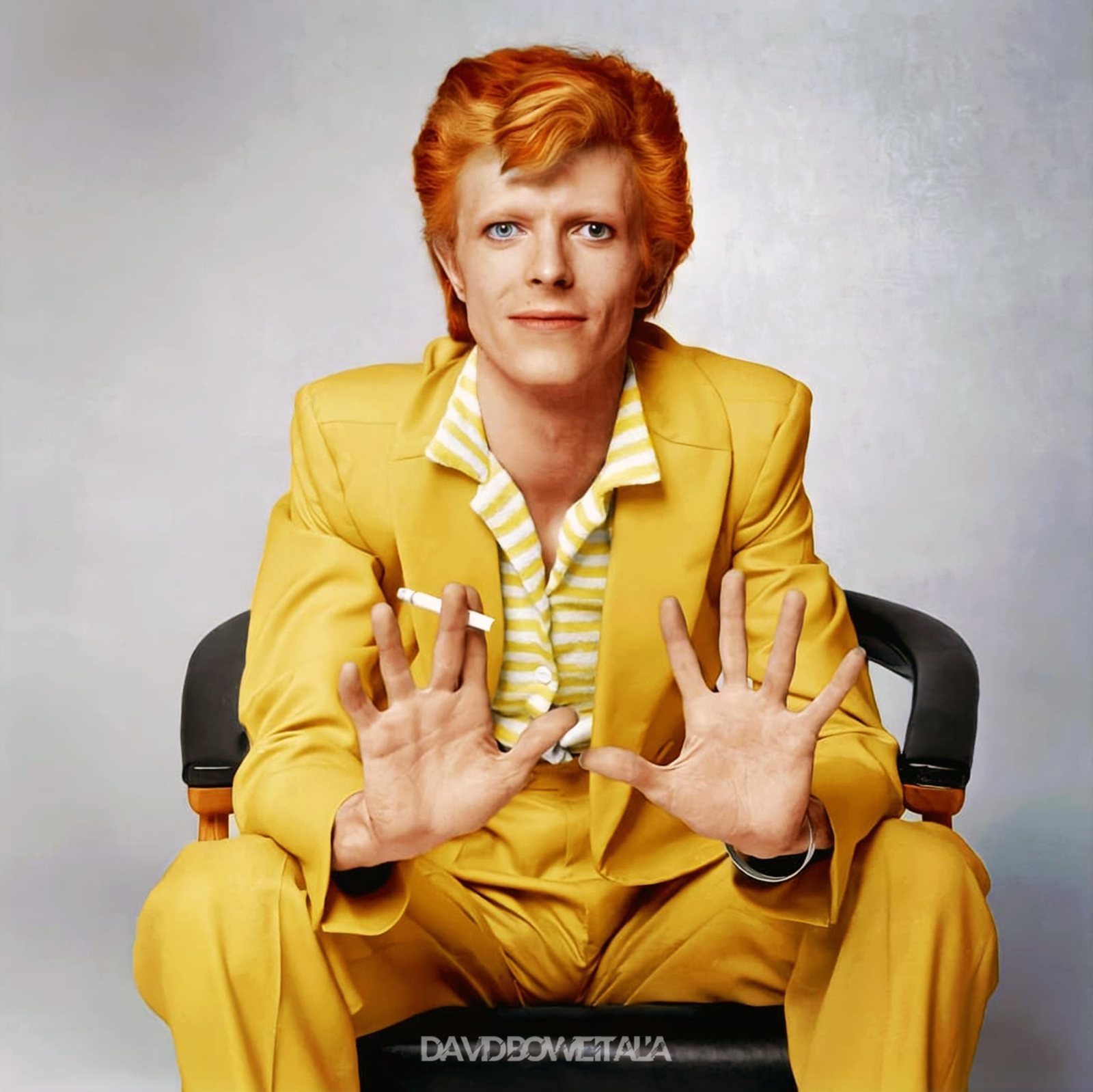 Diamond Dogs: ululati dal futuro 36 David Bowie nel 1974 con il completo giallo, in un ritratto del periodo Diamond Dogs