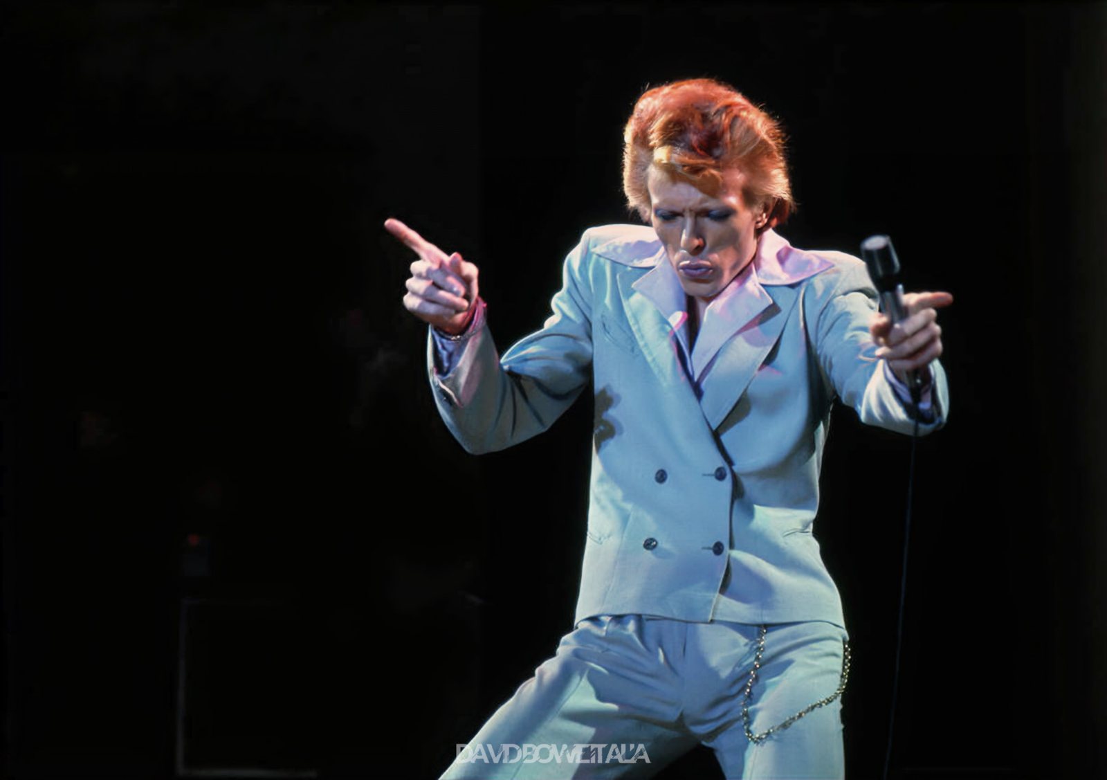 Diamond Dogs: ululati dal futuro 54 David Bowie punta il dito verso il pubblico nel Diamond Dogs Tour del 1974