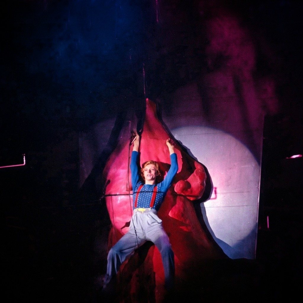Diamond Dogs: ululati dal futuro 56 David Bowie legato alle corde dai ballerini nel Diamond Dogs Tour del 1974