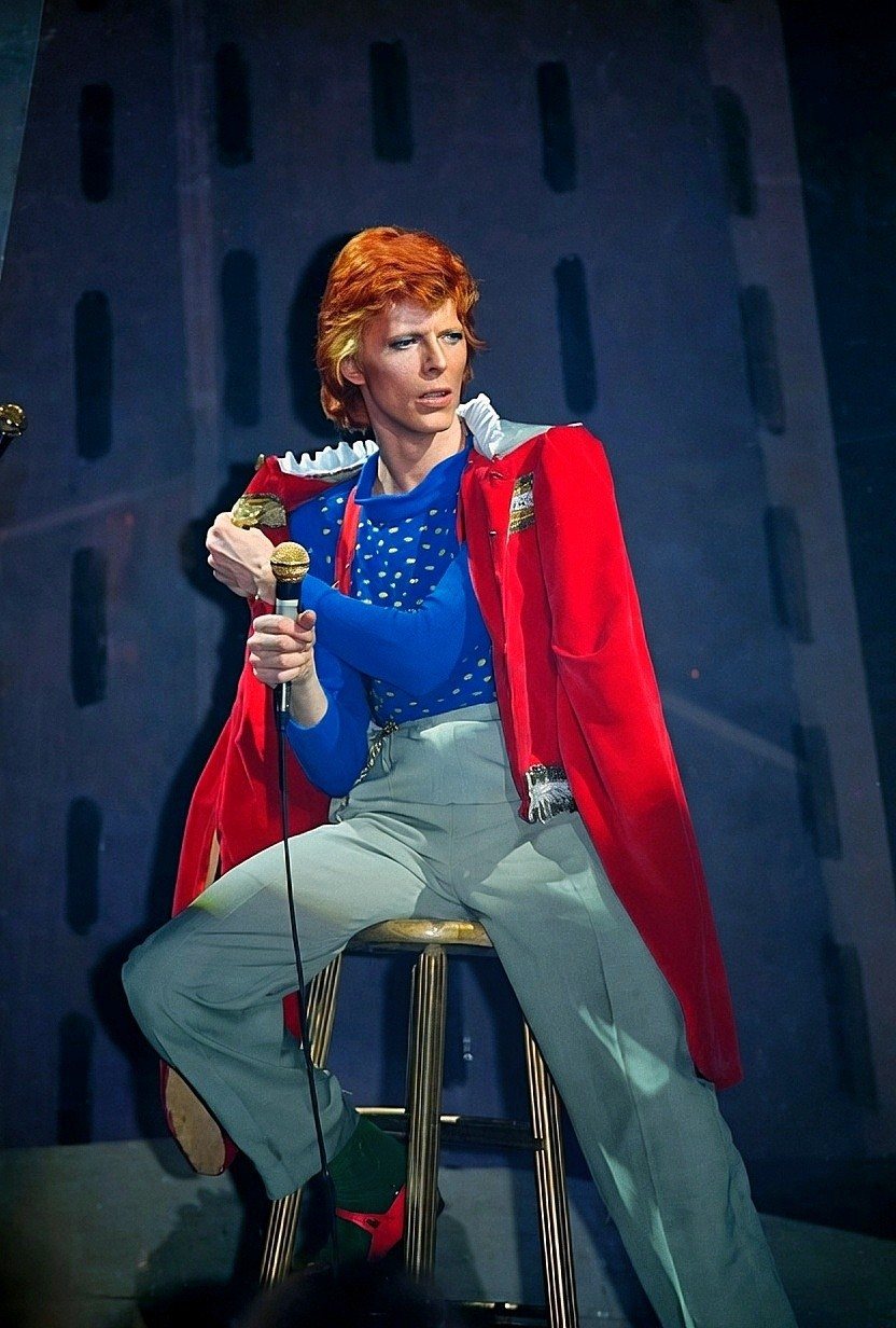 Diamond Dogs: ululati dal futuro 45 David Bowie con il mantello rosso seduto su uno sgabello nel Diamond Dogs Tour del 1974