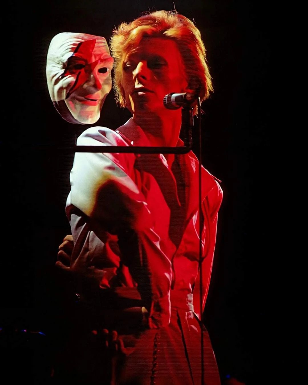 Diamond Dogs: ululati dal futuro 53 David Bowie in scena con una maschera nel Diamond Dogs Tour del 1974
