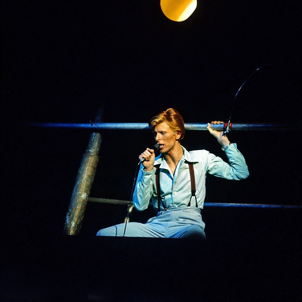 Diamond Dogs: ululati dal futuro 50 David Bowie sul ponte sospeso sopra il palco nel Diamond Dogs Tour del 1974