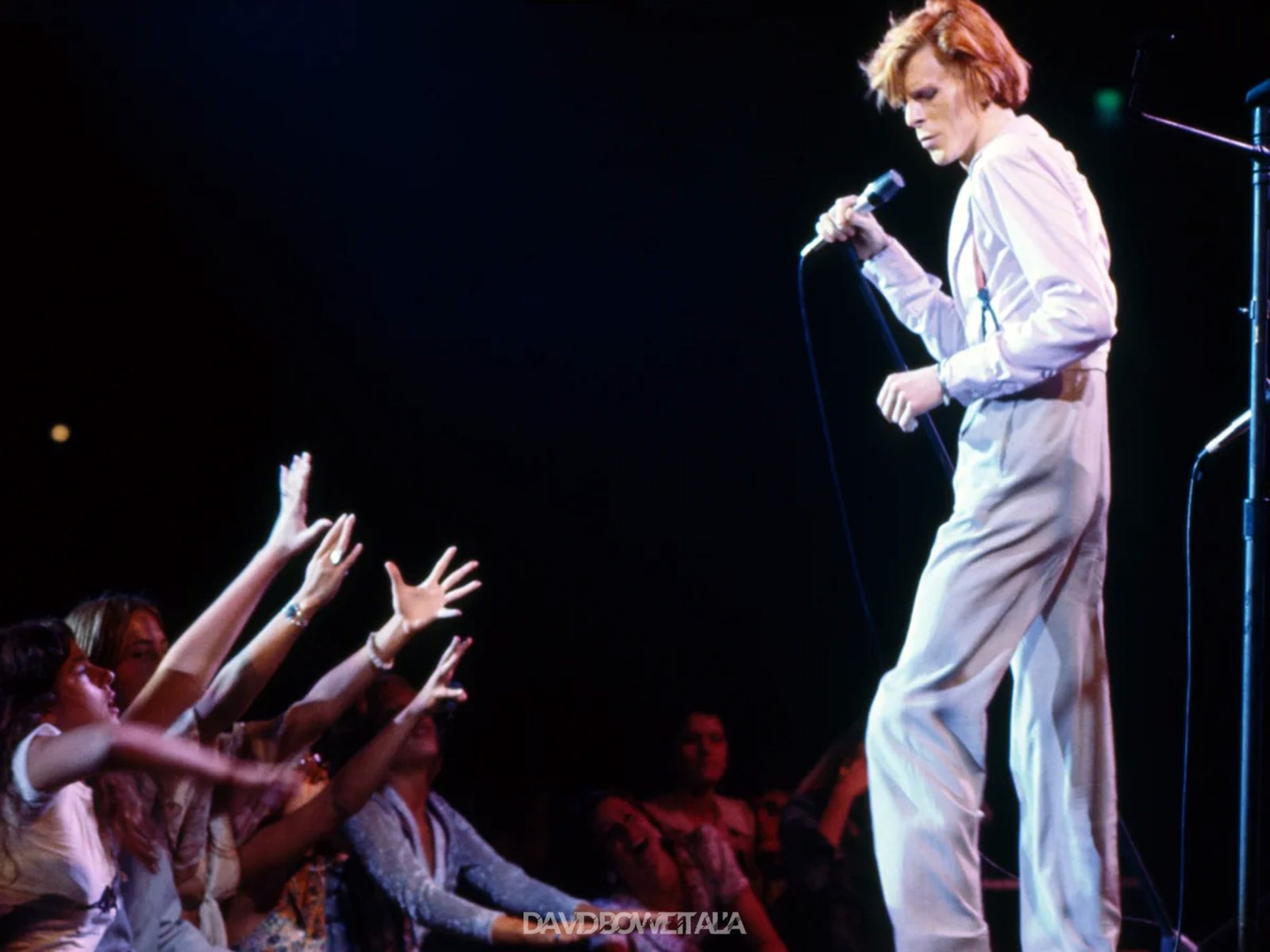 Diamond Dogs: ululati dal futuro 52 David Bowie canta davanti alle mani tese del pubblico nel Diamond Dogs Tour del 1974