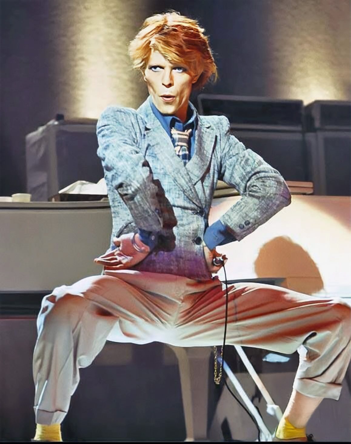 Diamond Dogs: ululati dal futuro 51 David Bowie in completo azzurro sul palco del Diamond Dogs Tour, 1974
