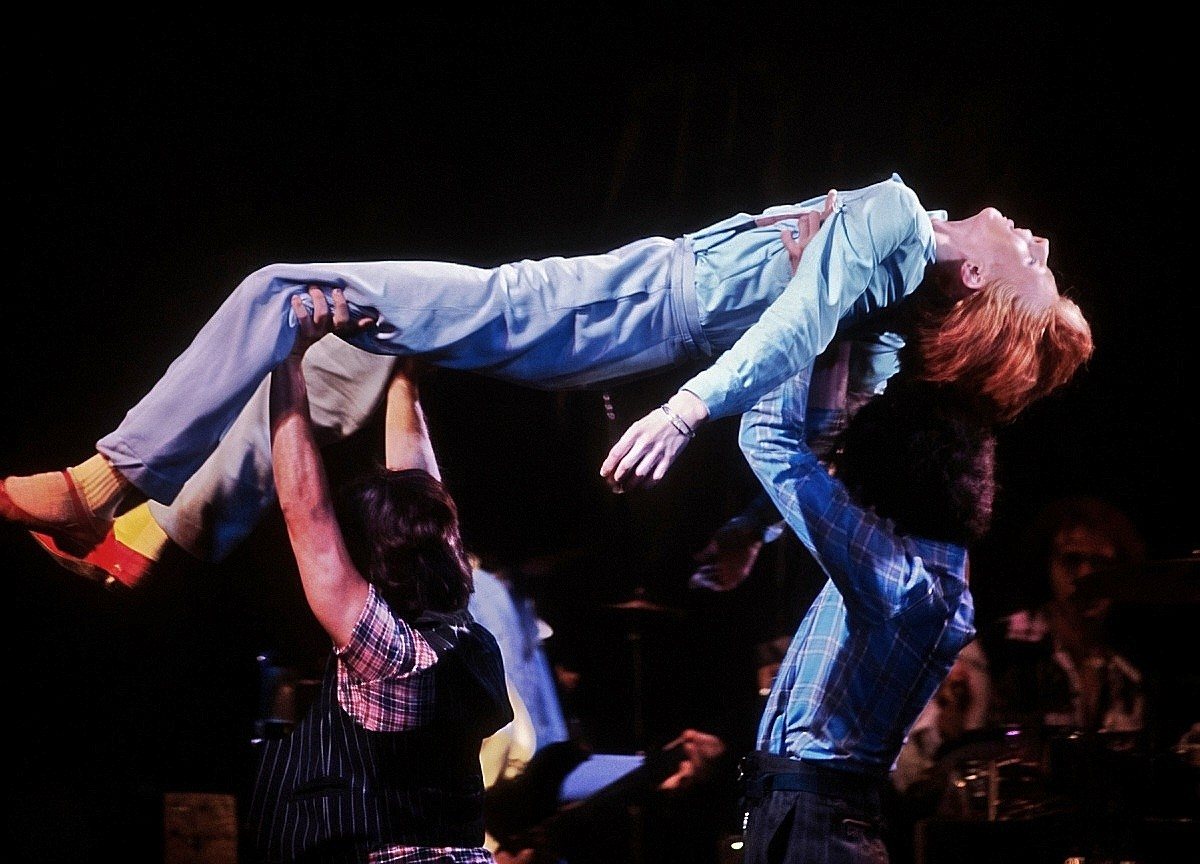 Diamond Dogs: ululati dal futuro 63 Una coreografia di Toni Basil con David Bowie sollevato dai ballerini nel Diamond Dogs Tour