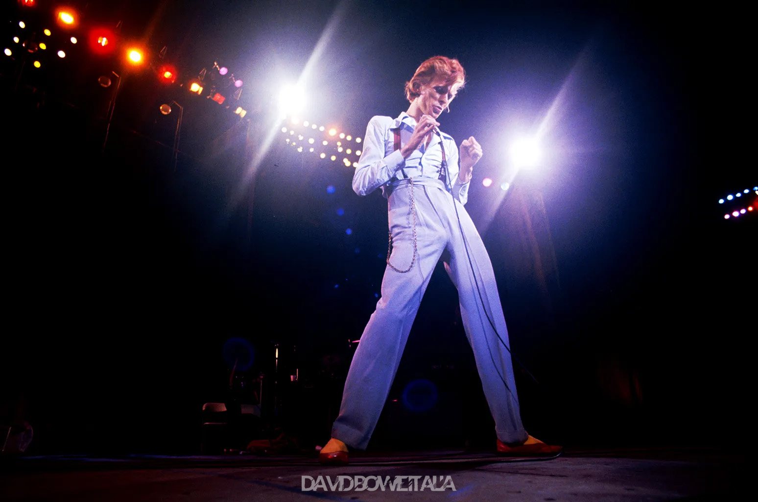 Diamond Dogs: ululati dal futuro 67 David Bowie sul palco del Diamond Dogs Tour 1974 sotto i riflettori