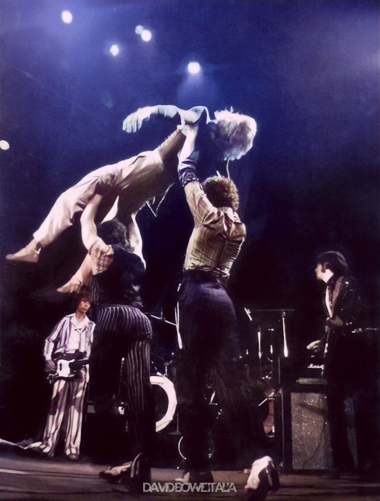 Diamond Dogs: ululati dal futuro 71 David Bowie sollevato dai ballerini in una coreografia del Diamond Dogs Tour 1974