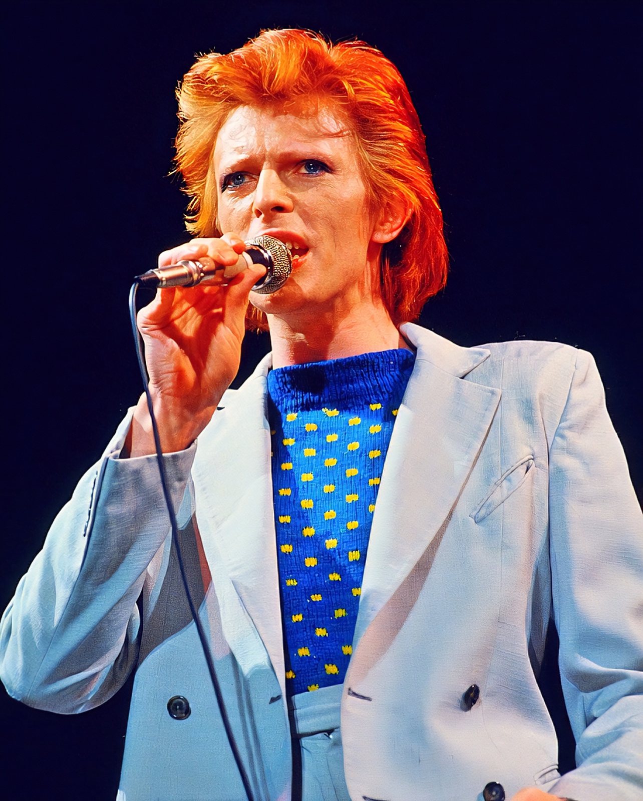 Diamond Dogs: ululati dal futuro 79 Primo piano di David Bowie con il completo azzurro durante il Diamond Dogs Tour 1974