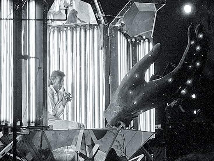 Diamond Dogs: ululati dal futuro 76 David Bowie dentro la grande mano della scenografia del Diamond Dogs Tour 1974