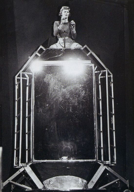 Diamond Dogs: ululati dal futuro 70 David Bowie in cima alla torre della scenografia di Hunger City, Diamond Dogs Tour 1974